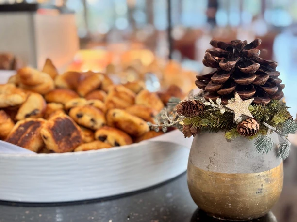 Brunch im Advent Adventlicher Brunch mit Gebäckschale und Tannenzapfen-Dekoration