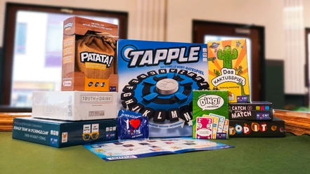 Brettspiele auf einem Tisch. Unteranderem Trapple, das Kaktusspiel, Patata! und Ding!