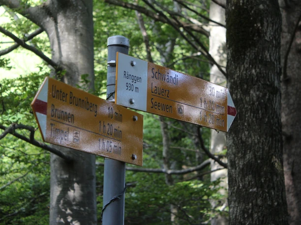 Wegweiser Ränggen 930 m Wegweiser Ränggen 930 m