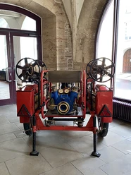 Feuerwehr Vortrag Tragkraft-Motorspritze auf zweirädrigem Lafetten-Anhänger.jpg