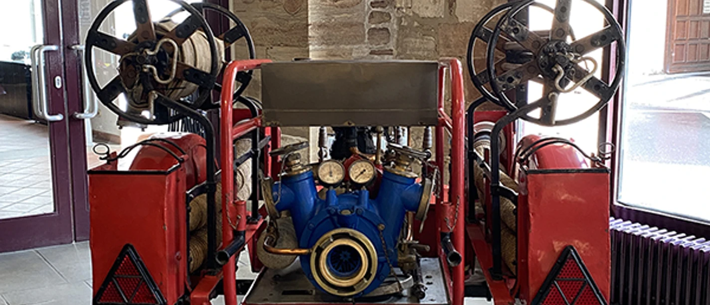 Feuerwehr Vortrag Tragkraft-Motorspritze auf zweirädrigem Lafetten-Anhänger.jpg Feuerwehr Vortrag Tragkraft-Motorspritze auf zweirädrigem Lafetten-Anhänger.jpg
