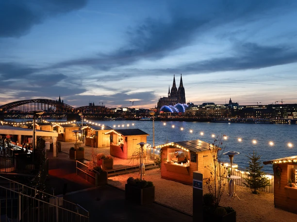 Blick auf die Winterterrasse und die Kölner Altstadt mit Dom. Abendstimmung.