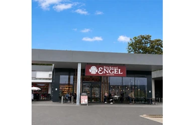 Bäckerei Engel Bäckerei mit großen Glasfronten und Außenbereich mit Bestuhlung