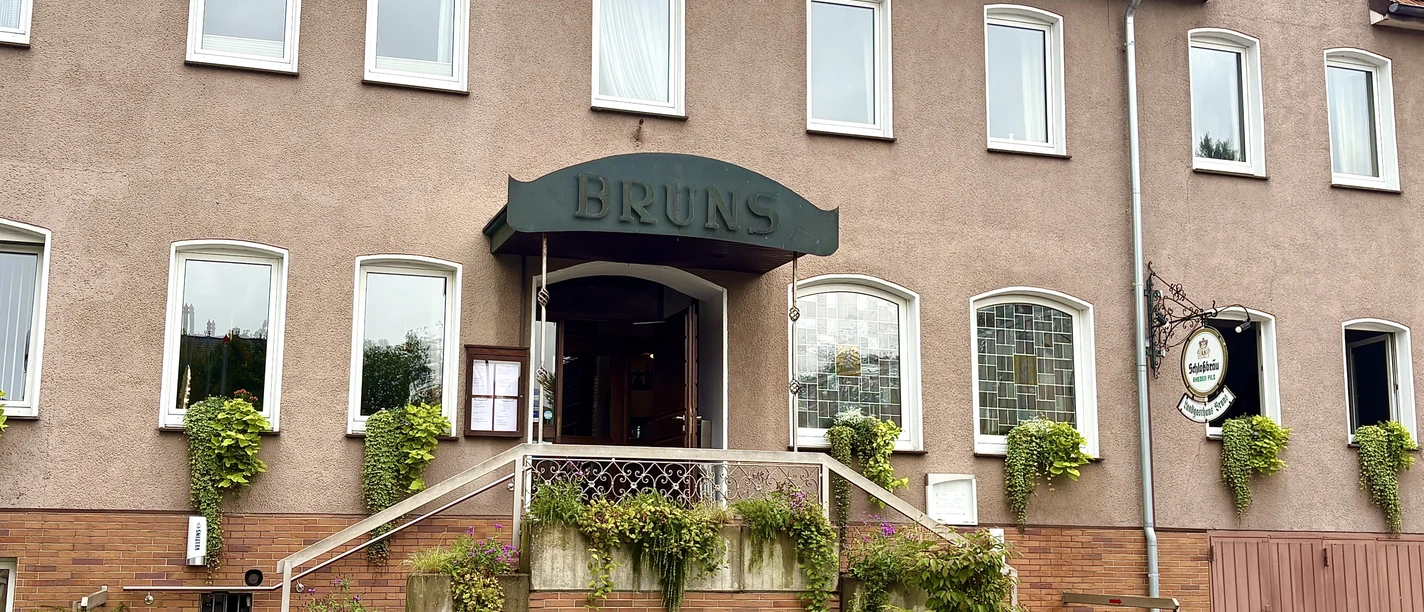 Landgasthaus Bruns Eingangsbereich zum Gasthaus mit Treppen und schöner Bepflanzung.