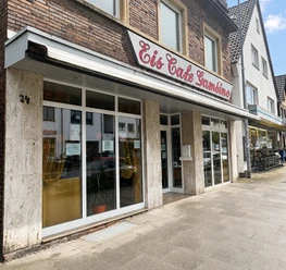 Café im Erdgeschoss mit großen Fensterfronten