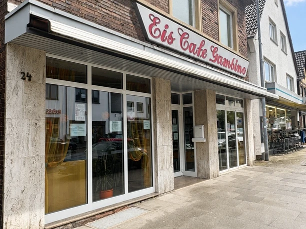 Eis Café Gambino Café im Erdgeschoss mit großen Fensterfronten