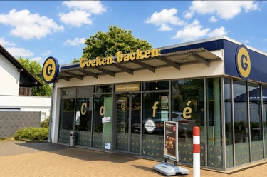 Gebäude mit Glasfronten, ebenerdiger gepflasterter Eingangsbereich
