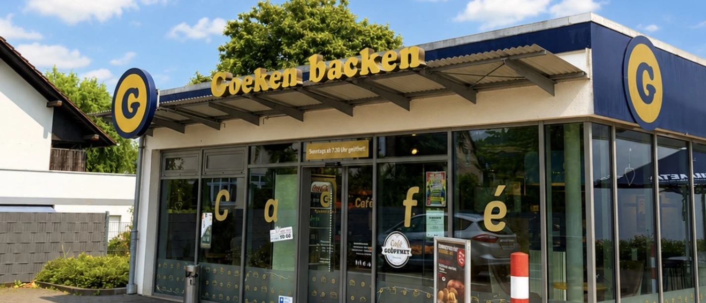 Gebäude mit Glasfronten, ebenerdiger gepflasterter Eingangsbereich