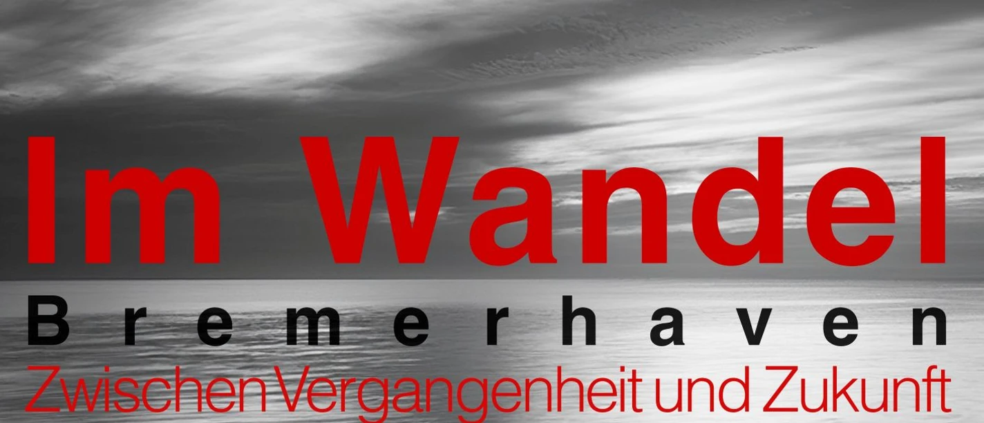Plakat „Im Wandel Bremerhaven – Zwischen Vergangenheit und Zukunft“ vor grauem Wasser.