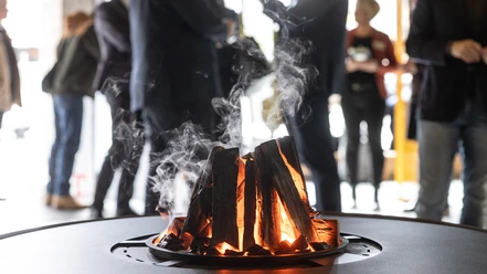 Ausstellungsexponat in Form eines Lagerfeuers