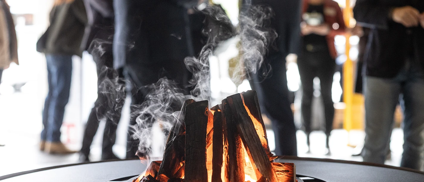 Ausstellungsexponat in Form eines Lagerfeuers