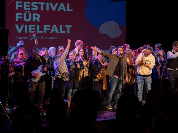 Ensemble auf Bühne beim Festival für Vielfalt, Konzert gegen Rassismus.