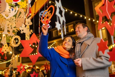 Besuch auf dem Blotshcenmarkt in Mettmann Ein Paar betrachtet lächelnd den hölzernen Weihnachtsschmuck auf dem Blotschenmarkt.