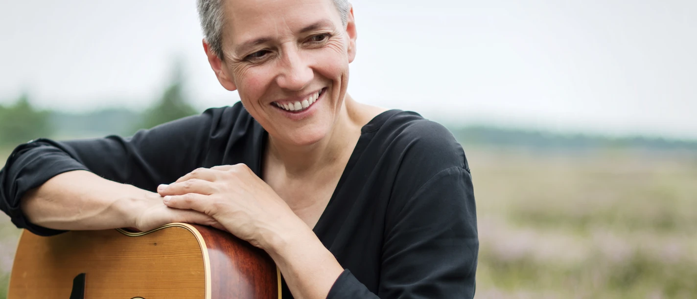 A.Kuhe_Heide_mit_Gitarre.jpg A.Kuhe_Heide_mit_Gitarre.jpg
