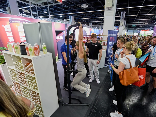 FIBO in Köln Besucher testen Fitnessgeräte und Produkte auf der FIBO-Messe in Köln
