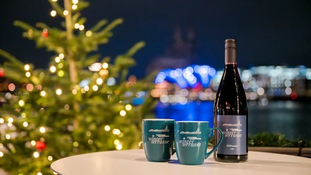 Vorweihnachtliche Stimmung in der Winterterrasse mit Glühwein und Weihnachtsbaum.