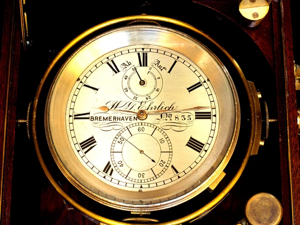 Geöffneter Schiffschronometer von W. G. Ehrlich, Bremerhaven, in dunklem Holzkasten.