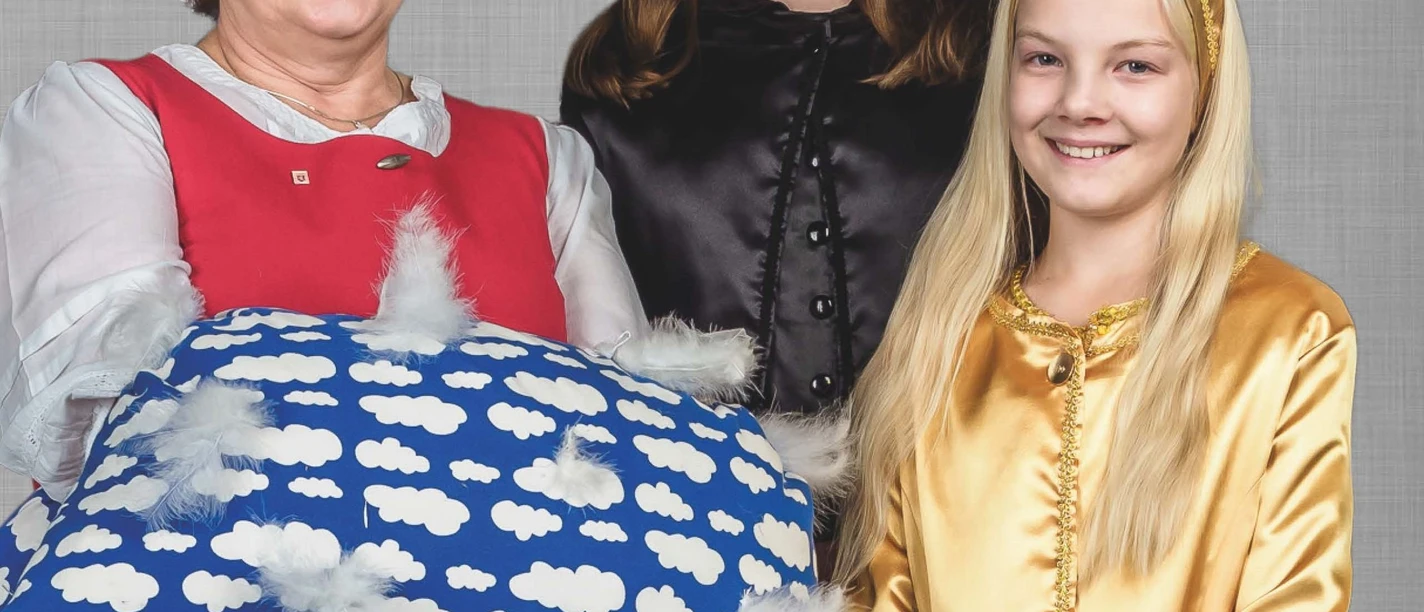 Frau Holle mit Gold- und Pechmarie Frau Holle mit Gold- und Pechmarie
