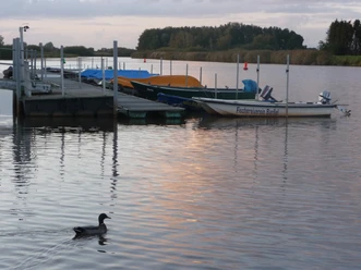 Barßeler Hafen mit Boot des Fischereivereins