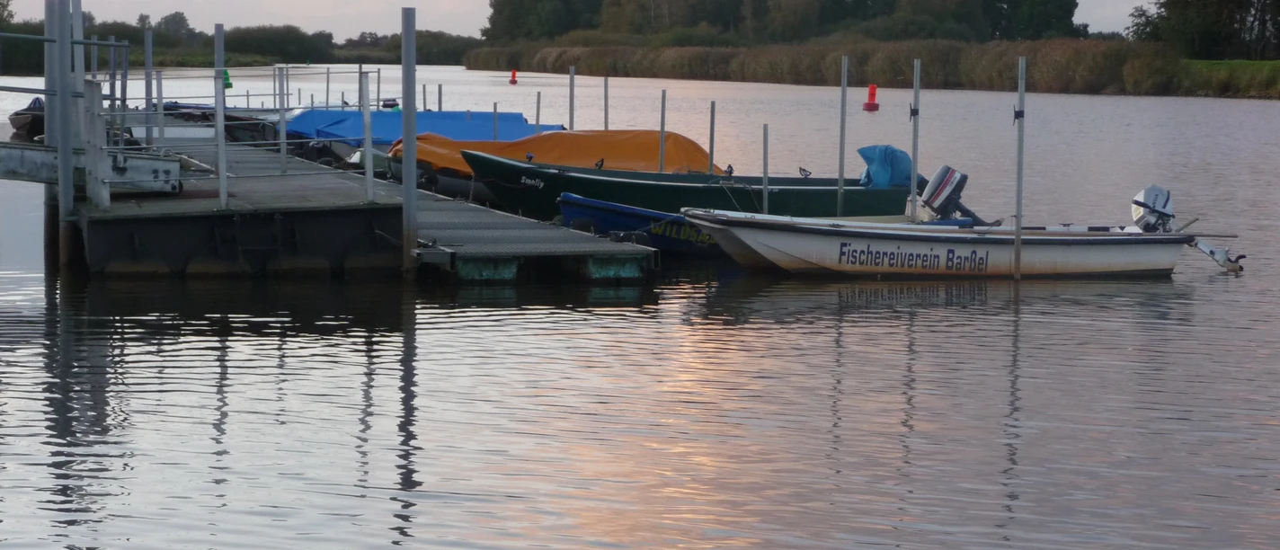 Barßeler Hafen mit Boot des Fischereivereins Barßeler Hafen mit Boot des Fischereivereins