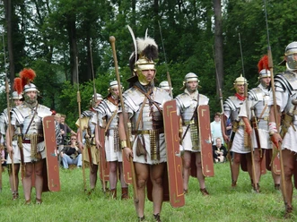 Mannen in Romeins harnas tijdens een historische re-enactment op het platteland.