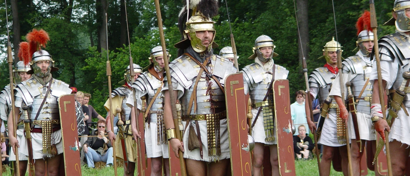 Mannen in Romeins harnas tijdens een historische re-enactment op het platteland.