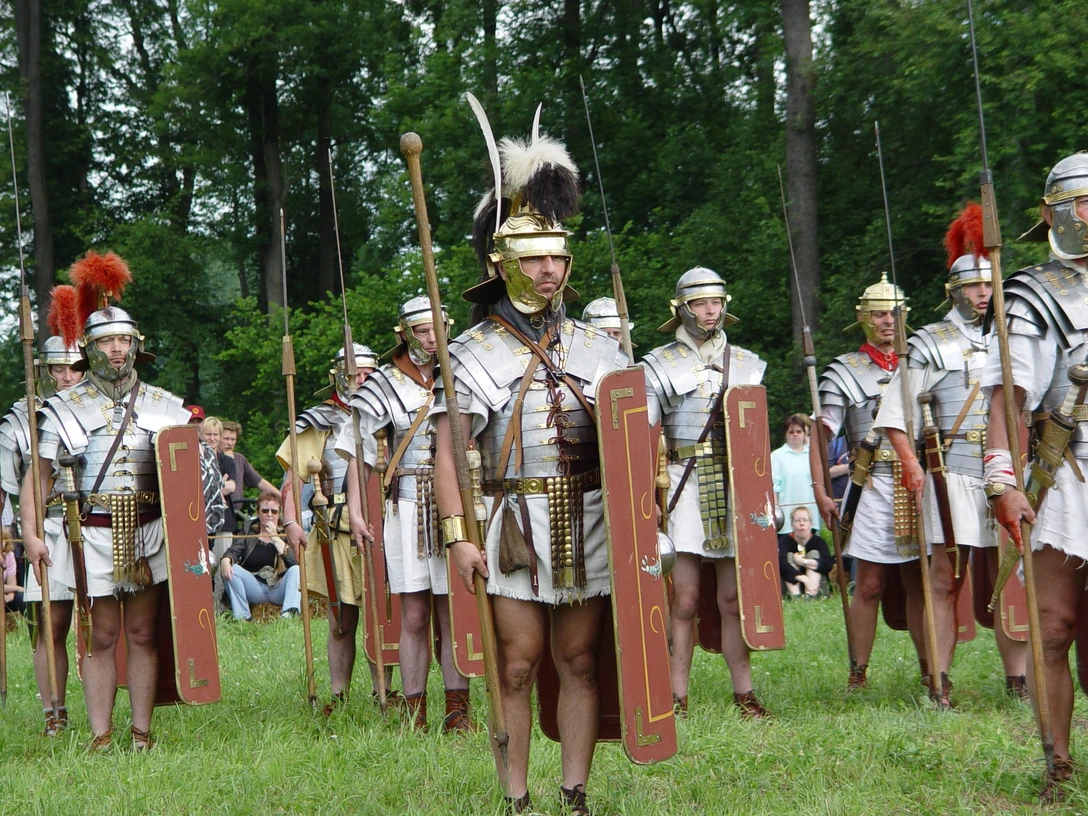 Internationale Römer- und Germanentage in Kalkriese Men in Roman armor at a historical re-enactment in the countryside.