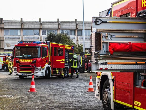 Feuerwehrkräfte bei einer Übung zur technischen Hilfe mit Einsatzfahrzeugen.