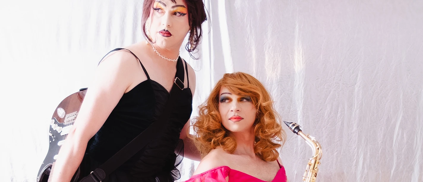 Travestiekünstler:innen mit Instrumenten