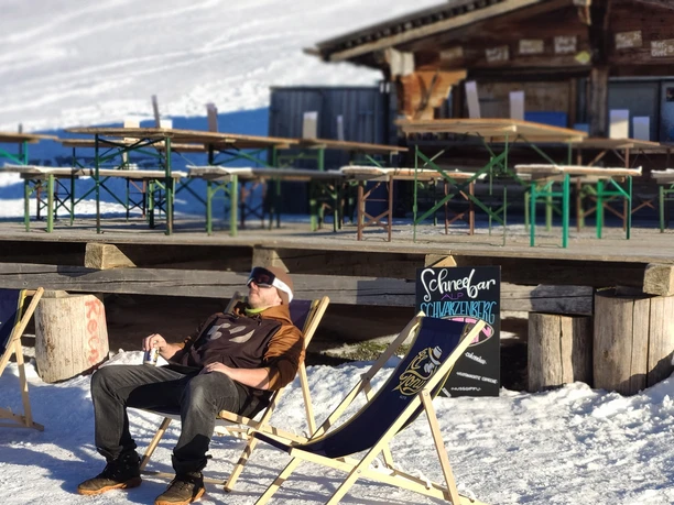 Chaises longues devant la terrasse de l'Alp Schwarzenberg