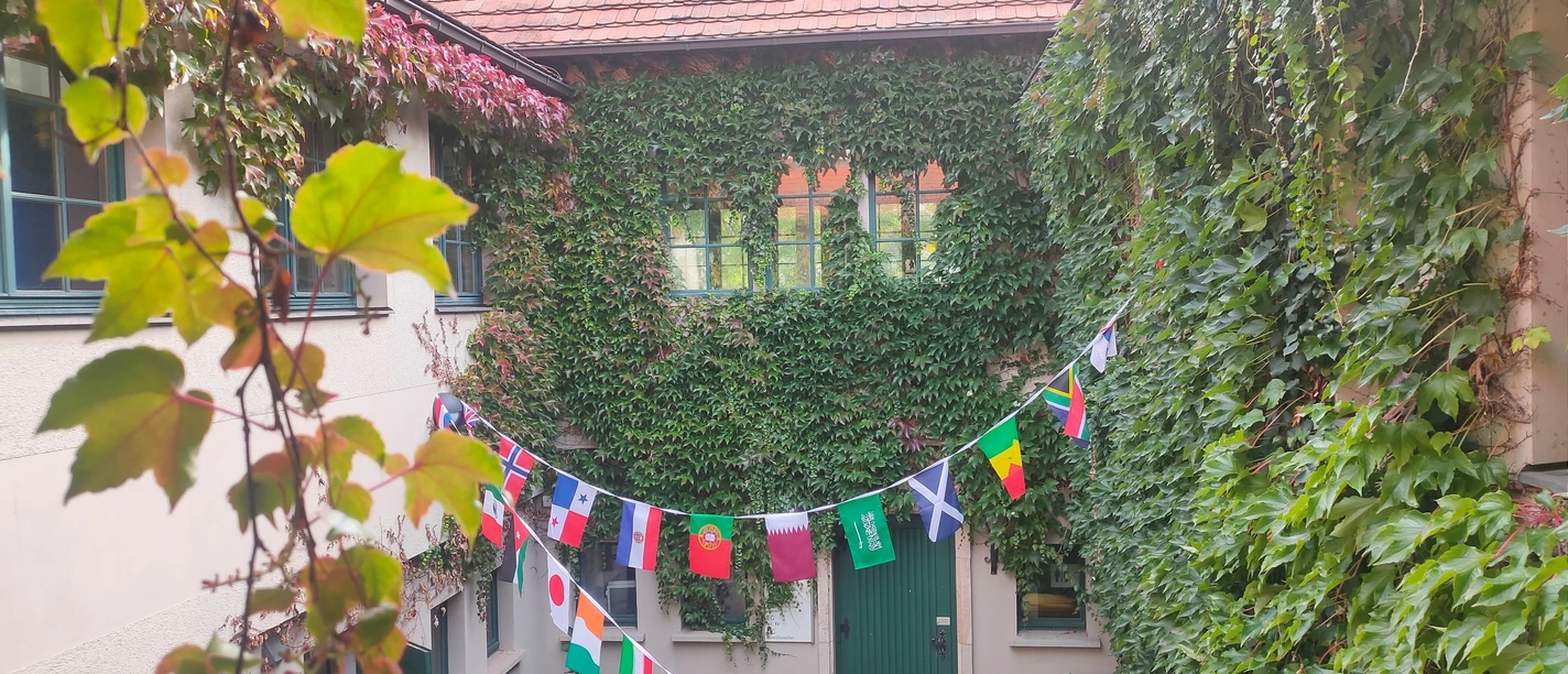 Haus auf der Mauer Blick in den mit Wimpeln geschmückten Innenhof des Haus auf der Mauer