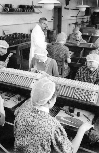 Handarbeit in einer Zigarrenmanufaktur: Frauen rollen Tabak in einer traditionellen Produktionsstätte.