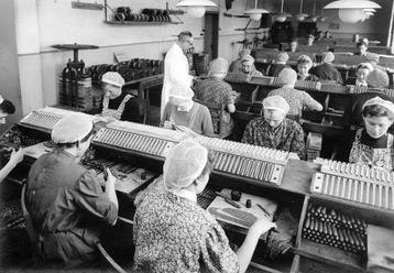 Zigarrenherstellung - manuelle Proguktion in einer Manufaktur Handarbeit in einer Zigarrenmanufaktur: Frauen rollen Tabak in einer traditionellen Produktionsstätte.