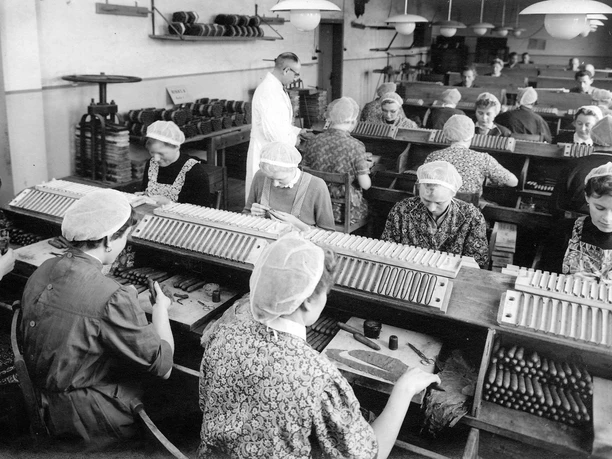 Zigarrenherstellung - manuelle Proguktion in einer Manufaktur Handarbeit in einer Zigarrenmanufaktur: Frauen rollen Tabak in einer traditionellen Produktionsstätte.