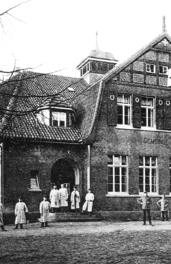 Historische Aufnahme eines Vereinslazaretts vom Roten Kreuz in Mennighüffen aus der Zeit des Ersten Weltkriegs.