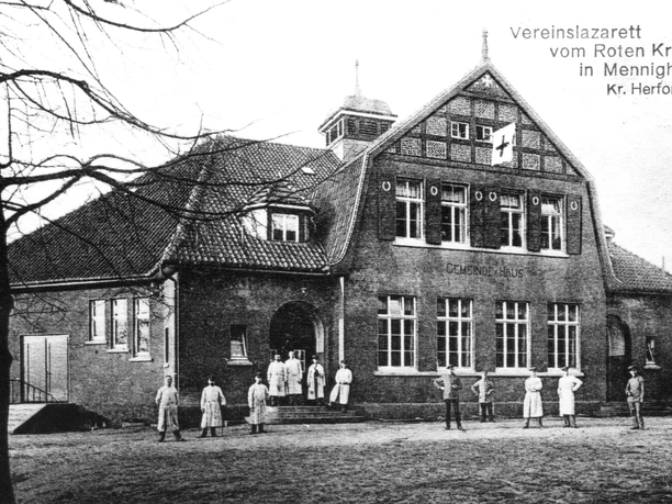 Lazarett im Gemeindehaus Mennighüffen Historische Aufnahme eines Vereinslazaretts vom Roten Kreuz in Mennighüffen aus der Zeit des Ersten Weltkriegs.
