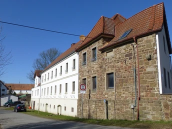 Ehemaliges Fachwerkgebäude des Wittekindshofs mit Backsteinmauerwerk und roten Dachziegeln.