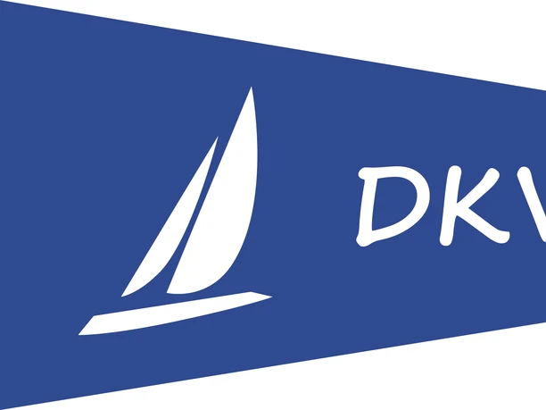 Blauer Wimpel mit weißem Segelboot-Symbol und Schriftzug DKVRCS.