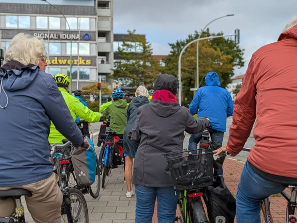 Radgruppe wartet an einer Ampel in Bremerhaven bei einer historischen Stadtführung.
