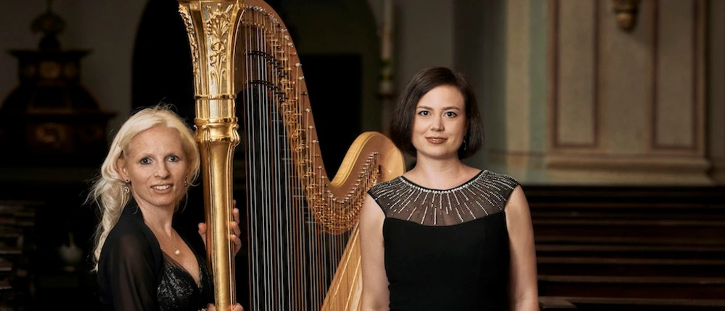 Jenny Meyer mit Harfe; Pia Buchert