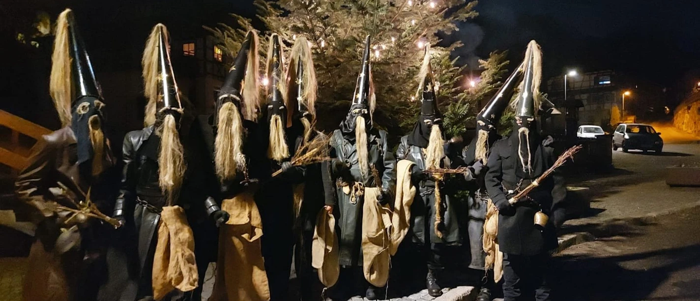 Belzemärtel vor dem Weihnachtsbaum Belzemärtel vor dem Weihnachtsbaum