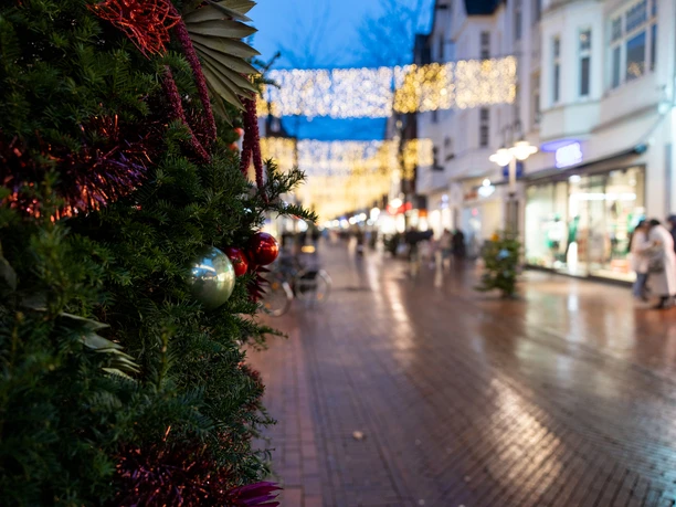 Weihnachtsbeleuchtung und Tannenbaum in der Mittleren Berliner Straße in Gütersloh