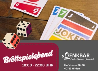 Brettspielabend Spielkarten auf einem Holztisch sowie zwei rollende Würfel. Am unteren Rand steht geschrieben: Brettspielabend 18:00-22:00 Uhr, DenkBar, Hofstraße 56-60, 40723 Hilden