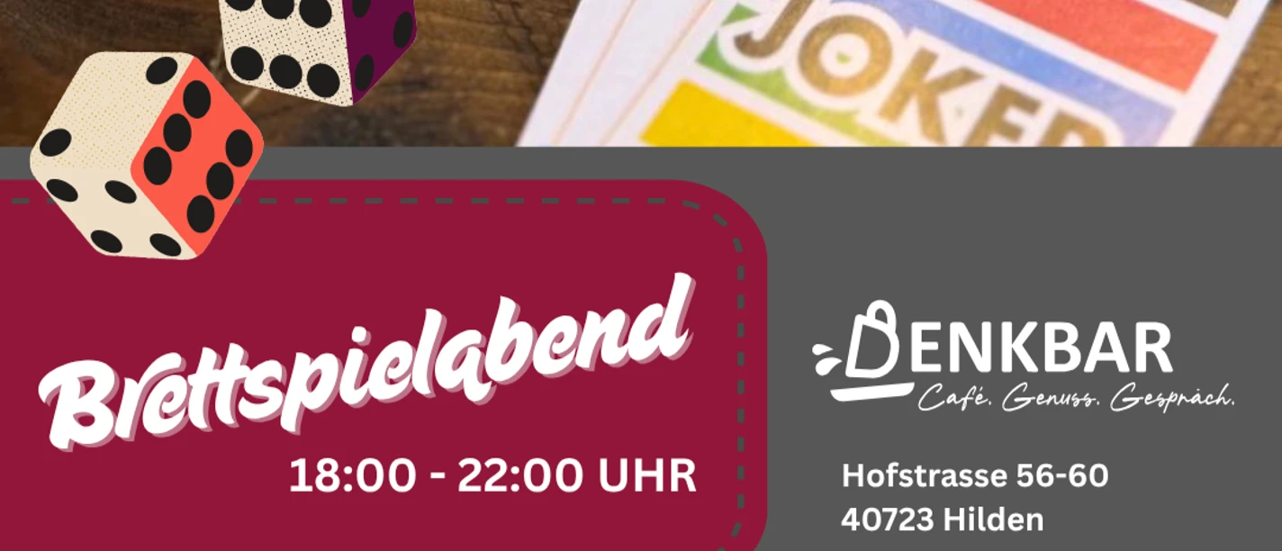Brettspielabend Spielkarten auf einem Holztisch sowie zwei rollende Würfel. Am unteren Rand steht geschrieben: Brettspielabend 18:00-22:00 Uhr, DenkBar, Hofstraße 56-60, 40723 Hilden