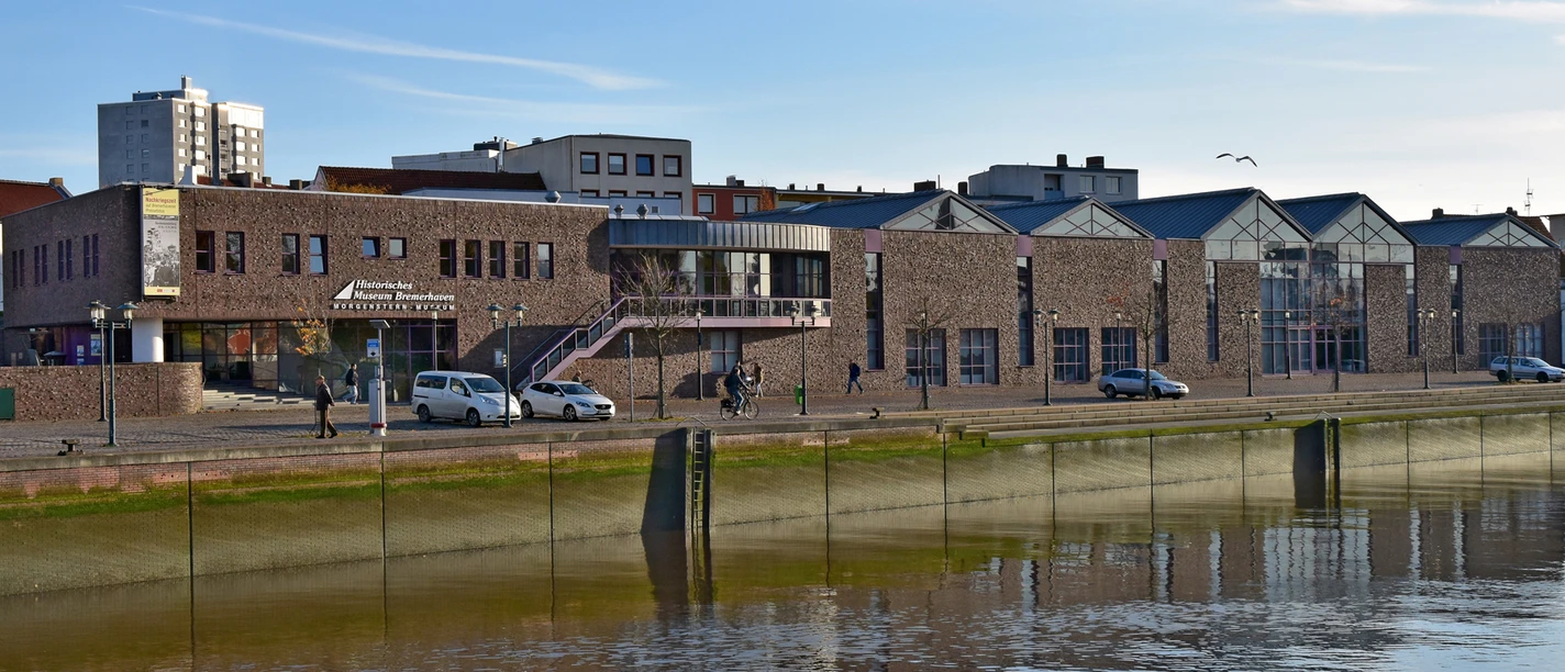 Historisches Museum Bremerhaven am Fluss, Fassade spiegelt sich im Wasser.