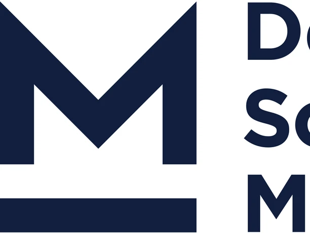Logo des Deutschen Schifffahrtsmuseums mit dunkelblauem Signet und Schriftzug.