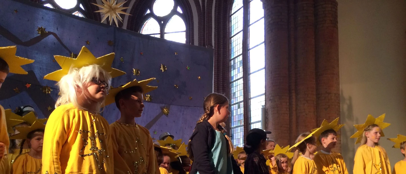 Kinder in Sternenkostümen beim Musical „Leben im All“ in der Christuskirche.