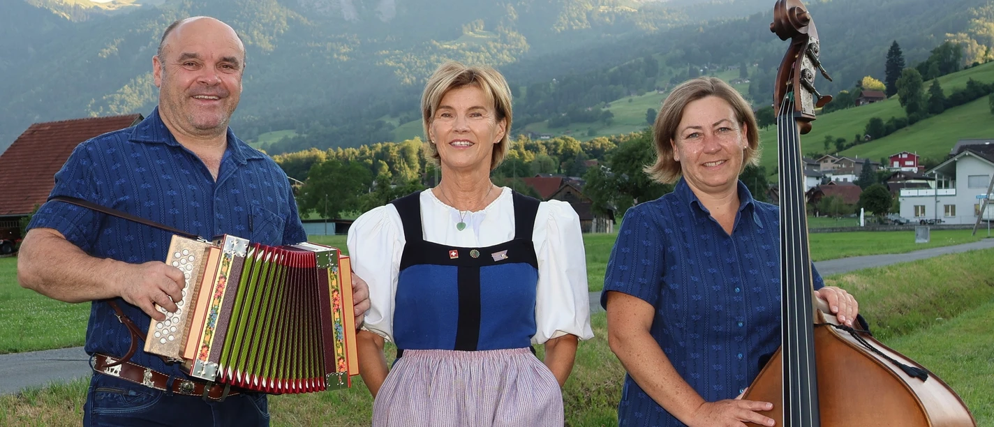 2S2A9721 Geschwister Silvia und Peter Rymann mit Rita Burch am Bass