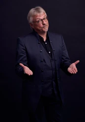 BeLu Auf dem wird einer der Akteure des Zaubertheaters gezeigt.