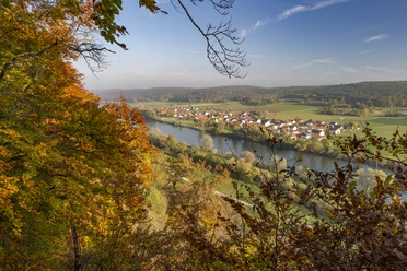 Blick vom Schwarzenfels auf Matting Ausblick vom Aussichtspunkt Schwarzenfels mit Blick auf die Donau und den Ort Matting.